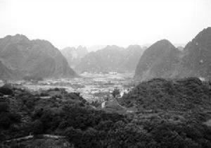 書中收入圖片之一 - 韋拔群鬧革命時的主要活動地之一東蘭泗孟