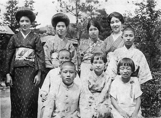 日本明治末期有種很流行的髮型,它的名字與來歷卻少人知曉