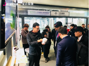 巨星行動企業代表向郭台銘介紹小麻吉AI兒童智慧型教育機器人