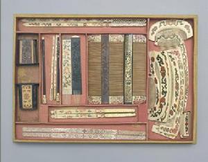 象牙描金帶彩什錦梳具