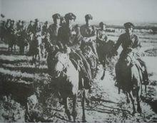 海福龍將軍（中）起義後率部奔赴解放區