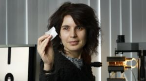 埃因霍溫科技大學的Catarina Esteves博士在展示一塊“捕霧棉”