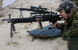 正在進行射擊測試的M240LW機槍