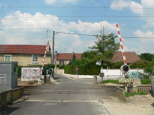 法國的一個自動化鐵路道口口，有欄桿、信號燈和警鈴