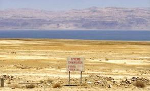 （圖）死海岸邊的警示牌 