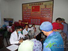 2016年9月黎明鄉衛生院冒雨到岔河村為老年人健康檢查