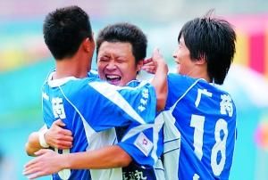 高明(中)和隊友