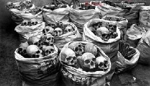 1985年1月，印度博帕爾，袋子中滿是博帕爾毒氣泄漏事件中遇難民眾的屍骨。
