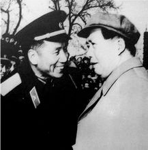 范朝利將軍與毛澤東同志交談