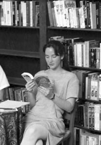 20多歲的海恩斯在書店中朗讀一本小說