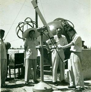 (圖)陳遵媯館長(右二)和李元(右一)正在用望遠鏡觀測日食投影像。右三為著名播音員夏青。