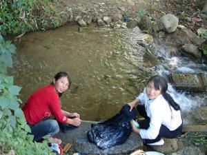 關家寨村村情概況-村民在河邊洗衣服<a name="ref_[1]"></a>