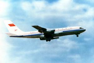 中國自主研製的運十大飛機在進行空中飛行試驗