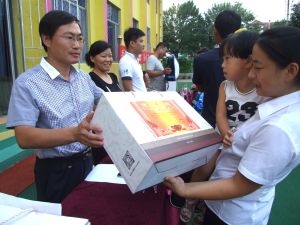 胡星海為家長頒發獎品