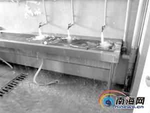 衛生間水池已積滿,地面存髒水