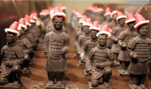 朱古力兵馬俑頭戴聖誕帽