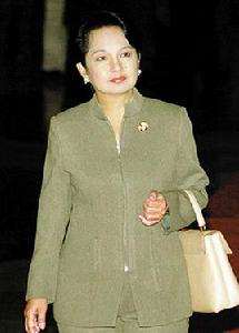 格洛麗亞·馬卡帕加爾·阿羅約 格洛麗亞·馬卡帕加爾·阿羅約