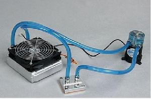 水泵，散熱片，風扇，管路組成的水冷系統