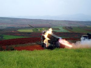 81式輪式多管火箭炮彈出膛瞬間