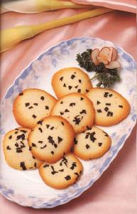 菜 名： 海苔酥片 主 料： 根麵粉、砂糖各4兩（約120克），牛油1/3杯，蛋白2隻量，清水、淡奶各3湯匙，鹽、海苔碎（或紫菜）少許，香精油適量。 做 法： 1、牛油融化後加入砂糖，用打蛋器打至松發，再依次加入蛋白、淡奶、清水等繼續攪勻，再將麵粉和鹽篩入攪成麵糊狀。2、將麵糊裝入有唧嘴的唧袋內，把麵糊唧成圓餅形，有間隔、有次序地排列於焗盆中，表面撒上海苔碎（或紫菜），放入焗爐中用180度焗至底部呈赤色即成。 備 註： 牛油要打至松發才加入麵粉拌勻，但不可攪到麵粉起筋。