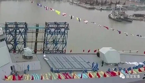 055驅逐艦的前甲板