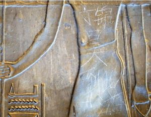 埃及的古神廟被刻的到此一游