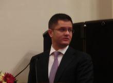 武克·耶雷米奇在人民大會堂致辭
