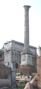 佛卡斯圓柱，背景為塞維魯凱鏇門