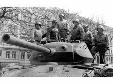 蘇聯軍官查看M24坦克