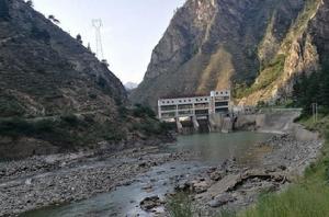 祁連山南麓大通河上的小水電站