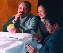 鄧小平同圍棋國手聶衛平在橋牌桌上較量