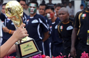 獲勝者將獲得的大力神杯複製品