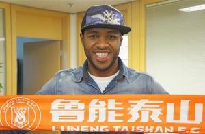 尤西雷持魯能圍巾亮相