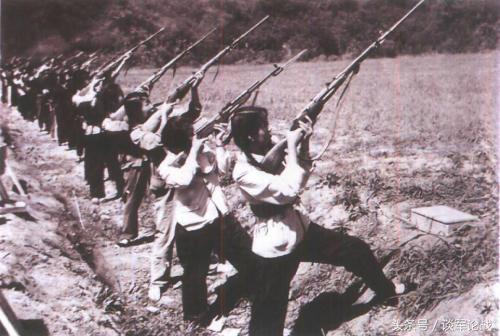 其實抗日劇也並不都誇張:拿著步槍打飛機,一顆子彈打兩人! 其實抗日劇也並不都誇張:拿著步槍打飛機,一顆子彈打兩人!