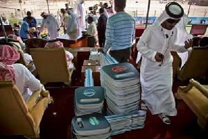 一疊疊的汽車鑰匙，等待著獲獎者前來領走。事實上，語氣說為獎品或駱駝之美而爭，毋寧說是為家族榮耀而爭