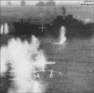 英艦貝迪維爾爵士號遭阿機低空掃射，照片是阿機照相槍所攝