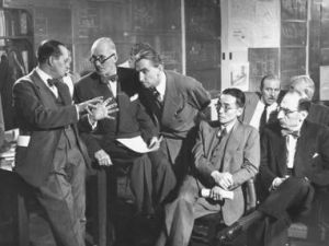 梁(左四)與其他建築師討論UN總部設計