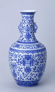 清道光青花纏枝蓮托八吉祥紋雙耳瓶 清道光青花纏枝蓮托八吉祥紋雙耳瓶