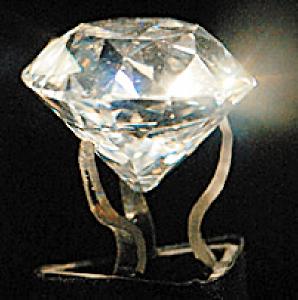 阿里&middot;汗把187.75克拉的雅各布鑽石當書鎮