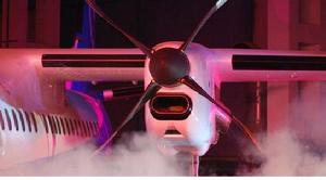 2010年6月28日晚，一航西飛總裝廠房內，首架“新舟”600飛機的左發動機沉浸在總裝下線儀式預演的煙霧中。