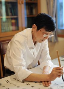 胡安民在創作書法作品