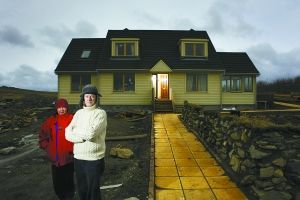 （圖）蘇格蘭安斯特，麥可·雷夫婦和他們的“零碳”環保房屋。