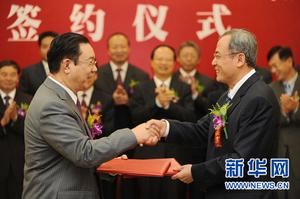 8月12日，新華通訊社副社長周錫生（左）代表新華社與中國移動通信集團公司副總裁沙躍家（右）簽署並交換合作協定。