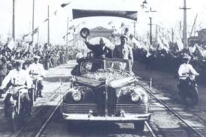 1957年，為毛主席迎接伏羅希洛夫機車護衛