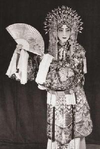 旦角[戲劇中的一種角色行當]