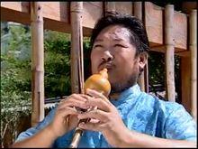哏德全在演奏葫蘆絲