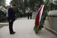 梅德韋傑夫拜謁蘇軍烈士墓