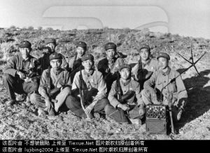 八一廠記者李連祥（左一抱攝影機者）和巡邏隊於1969年8月12日勘察地形後的合影。第二天照片上的人員全部犧牲