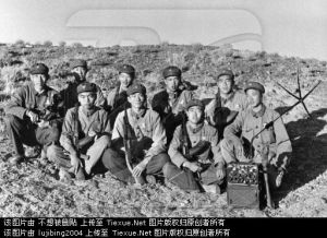 八一廠記者李連祥（左一抱攝影機者）和巡邏隊於1969年8月12日勘察地形後的合影。第二天照片上的人員全部犧牲