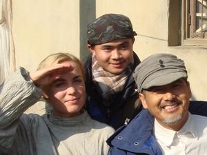 顏宇（中）和周潤發在一起